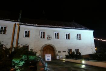 vstupní brána do tzv. předzámčí ( © Jan P. Štěpánek 12/2008)