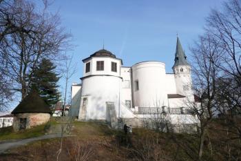 celkový pohled na zámek od západu ( © Jan P. Štěpánek 03/2009)