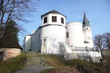 západní fronta zámku, někdejšího hradu ( © Jan P. Štěpánek 04/2009)