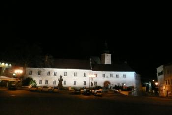 celkový pohled na slavnostně nasvícený zámek přes Zámecké náměstí ( © Jan P. Štěpánek 11/2009)