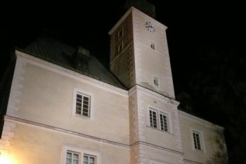 slavnostně nasvícený východní palác se vstupním portálem do jádra bývalého hradu ( © Jan P. Štěpánek 11/2009)