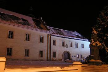 nasvícené průčelí tzv. předního zámku ( © Jan P. Štěpánek 01/2010)