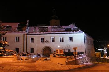 vstupní část předního zámku s branou do náměstí ( © Jan P. Štěpánek 01/2010)