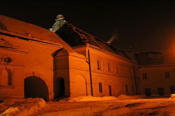 první zámecké nádvoří se vstupní branou z náměstí ( © Jan P. Štěpánek 01/2010)
