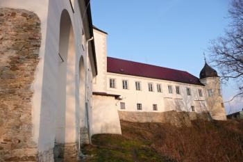 pohled od jihozápadního nároží jádra bývalého hradu k západnímu křídlu tzv. Předzámčí s jihozápadní nárožní věžicí ( © Jan P. Štěpánek 04/2010)