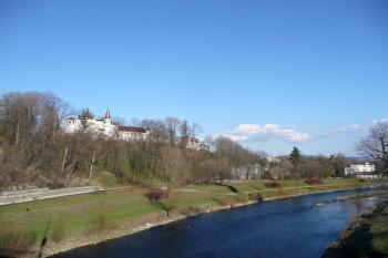 celkový pohled na Frýdek se zámkem z mostu spojující slezskou stranu řeky Ostravice (vlevo) s moravskou (vpravo) ( © Jan P. Štěpánek 04/2010)