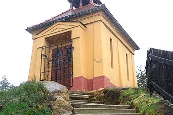 Hřbitovní kaple v Janovicích v Podještědí. (© Pavel Vítek 06/2023)