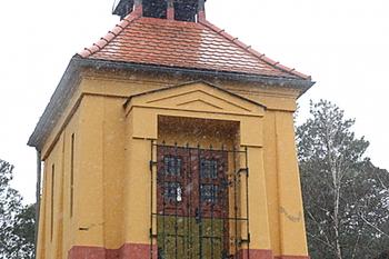 Hřbitovní kaple v Janovicích v Podještědí. (© Pavel Vítek 06/2023)