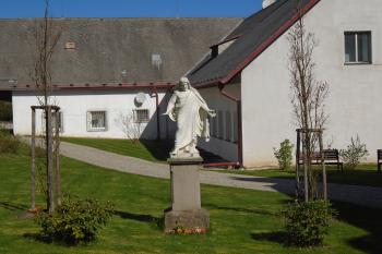 socha Krista Vzkříšeného na nádvoří fary a kaple sv. Jana Nepomuckého s kaplankou (© Marcela Váňová  04/2024)