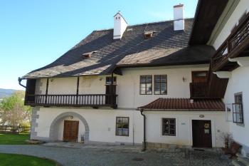 dvorní strana fary ze západu (© Marcela Váňová  04/2024)