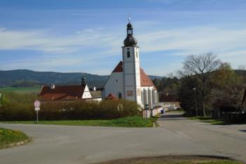 pohled na kapli (vlevo) ze západu od sousoší Třech svatých (© Jaroslav Špiroch  04/2024)