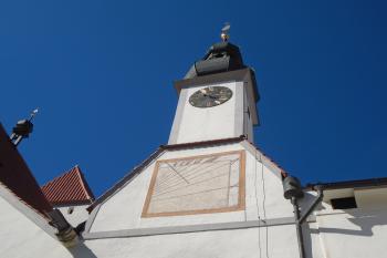 východní průčelí s hodinovou vížkou a slunečními hodinami (© Jaroslav Špiroch  04/2024)