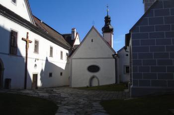 západní průčelí se zazděným původním pozdně gotickým vstupem (© Jaroslav Špiroch  04/2024)