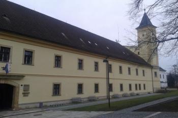Pohled od náměstí ( © Ivo Rozehnal 03/2020)
