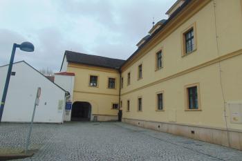 Krátké záp. křídlo s průjezdem do hradního areálu (© Dušan Dohňanský  05/2021)