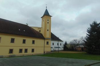 Napojení zámku s věží patřící ale k bývalé hradní stavbě (© Dušan Dohňanský  05/2021)