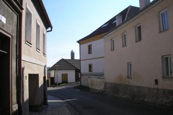 přístupová cesta k zámku od Masarykova náměstí ( © Ondřej Štěpánek 09/2006)