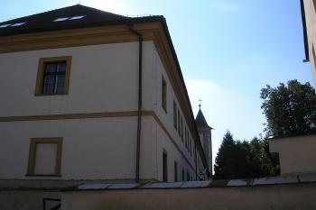 budova předzámčí od Masarykova náměstí, v pozadí zámecká věž ( © Ondřej Štěpánek 09/2006)