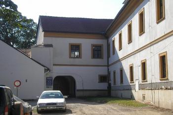 brána do zámku přiléhá k budově předzámčí (dnes MÚ Zábřeh) ( © Ondřej Štěpánek 09/2006)