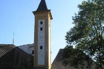 pohled na starší část zámku - pozdněgotická hláska, vpravo od ní strarý palác, vlevo dnešní MÚ ( © Ondřej Štěpánek 09/2006)