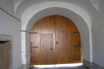 průjezd hlavní brány do jádra zámku ( © Ondřej Štěpánek 09/2006)