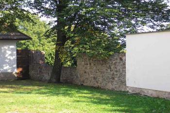 zbytky opevnění zámku v předhradí ( © Ondřej Štěpánek 09/2006)