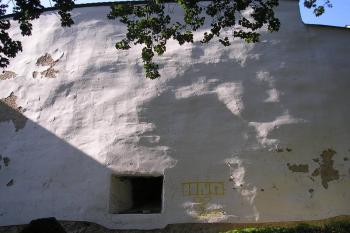 hradba  jádra zámku s šachtou ( © Ondřej Štěpánek 09/2006)