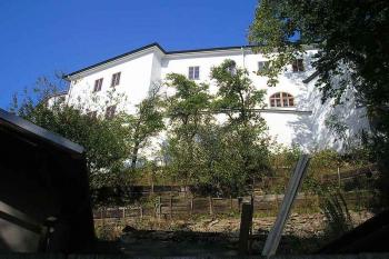 pohled na budovy jádra od cesty pod zámkem ( © Ondřej Štěpánek 09/2006)