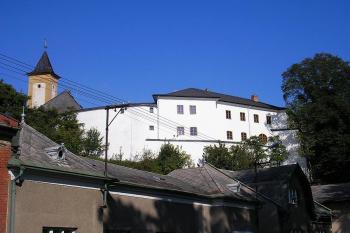 celkový pohled na zámek od silnice pod zámkem ( © Ondřej Štěpánek 09/2006)