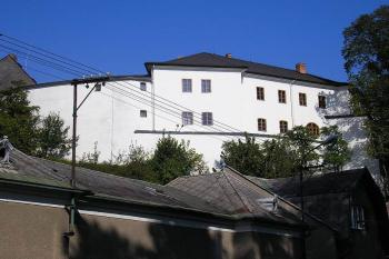 pohled zámecké budovy od silnice pod zámkem ( © Ondřej Štěpánek 09/2006)