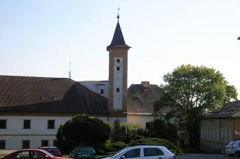 pohled na pozdněgotickou hlásku a budovu MÚ a starého paláce od Masarykova náměstí ( © Ondřej Štěpánek 09/2006)