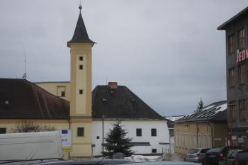 vlevo zámek a vpravo od věže hrad Zábřeh po opravě fasády (© Jaromír Schoffer, 03/2010)