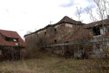 Starobyle vyhlížející budova (uprostřed) ( © V. Kotík 05/2004)