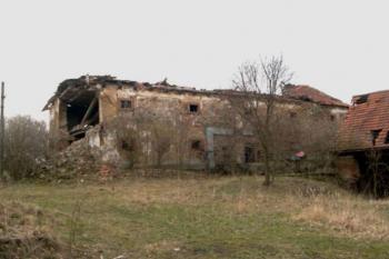 Starobyle vyhlížející budova – ruina ( © Petr Turyna 07/2004)