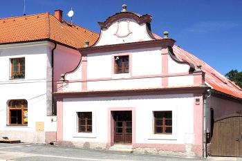 Městský dům č. 63 ve Žlebech u Čáslavi. (© Pavel Vítek 11/2023)