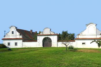 Bývalý zájezdní hostinec v Markovicích, místní části obce ŽLeby, u Čáslavi. (© Pavel Vítek 11/2023)