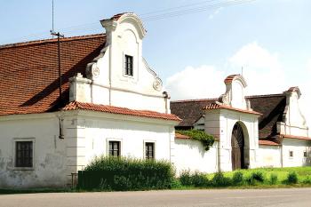 Bývalý zájezdní hostinec v Markovicích, místní části obce ŽLeby, u Čáslavi (© Pavel Vítek 11/2023)