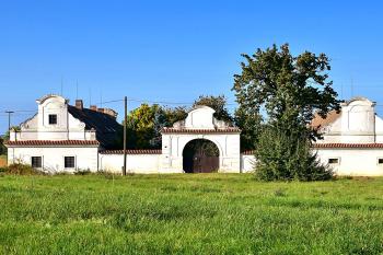 Bývalý zájezdní hostinec v Markovicích, místní části obce ŽLeby, u Čáslavi (© Pavel Vítek 11/2023)