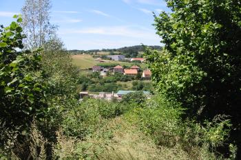 pohled z jádra na západ směrem k obci Bransouze (© D Dohňanský, 07/2015)