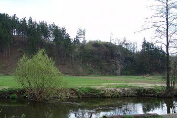 Pohled na ostrožnu s hrádkem od severozápadu ( © Roman Řezáč 05/2005)