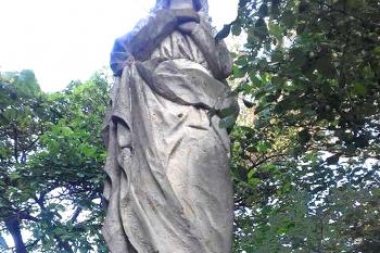 Socha Panny Marie stojí u č. p. 75 ve Sloupnici. (© Pavel Vítek  09/2023)