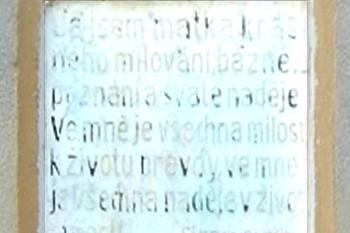Socha Panny Marie stojí u č. p. 75 ve Sloupnici. (© Pavel Vítek  09/2023)