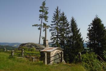 kaple Božího hrobu, nad ní kamenný kříž (© Jaroslav Špiroch  06/2024)