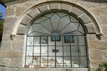 kaple Božího hrobu - detail výklenku s interiérem (© Jaroslav Špiroch  06/2024)