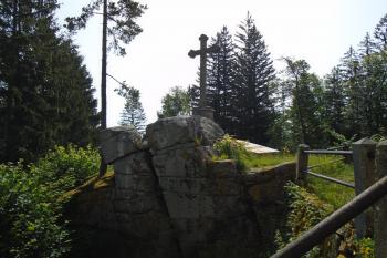 kamenný kříž nad kaplí Božího hrobu (© Jaroslav Špiroch  06/2024)
