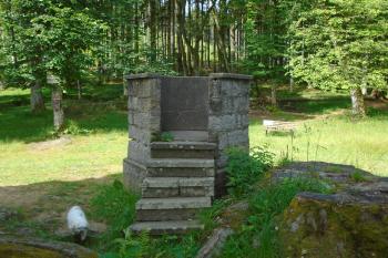 samostatně stojící kamenná kazatelna (© Jaroslav Špiroch  06/2024)