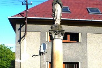 Sloup se sochou Panny Marie v obci Lukavice v okr. Šumperk. (© Pavel Vítek 09/2023)