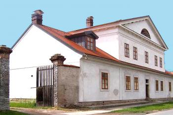 Budova děkanství v Chotusicích u Čáslavi. (© Pavel Vítek  05/2024)