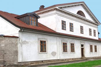 Budova děkanství v Chotusicích u Čáslavi. (© Pavel Vítek  05/2024)