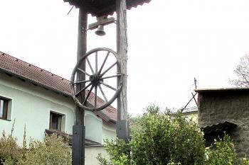 Zvonička v kralupských Mikovicích. (© Pavel Vítek  05/2024)